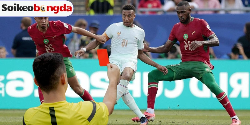 Issa Diop Không Bị Phạt Dù Dùng Tay Che Miệng Khi Còn Trên Sân 2 Quyết định của trọng tài với hành động của Issa